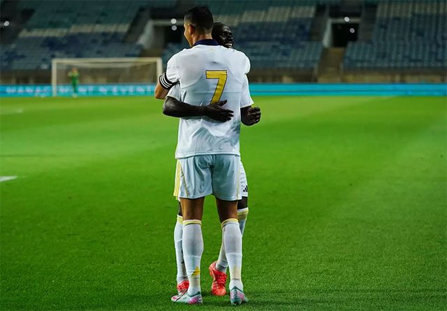 Ronaldo nghĩa khí nhường cho đồng đội Sadio Mane thực hiện quả penalty