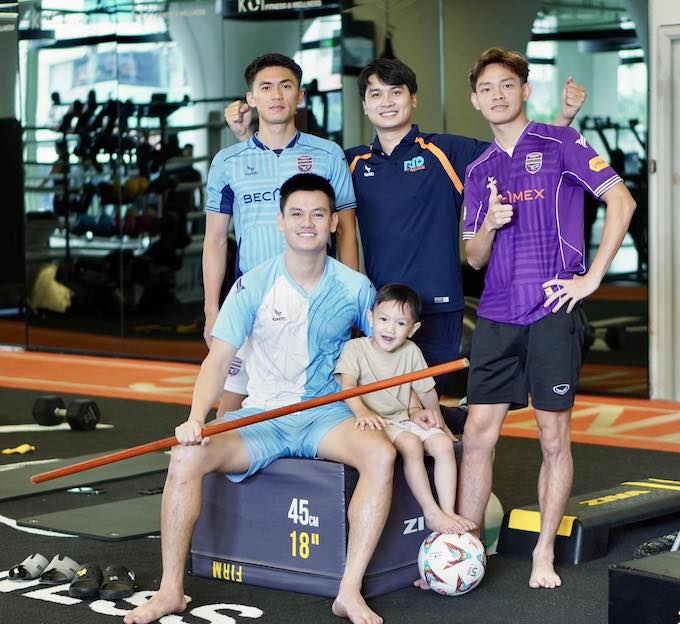 Vĩ Hào tập hồi phục cùng 2 đồng đội Việt Cường và Tấn T. Ảnh: FBNV 