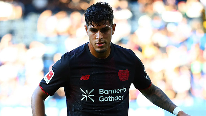 Arsenal và Tottenham đang tranh giành Piero Hincapie
