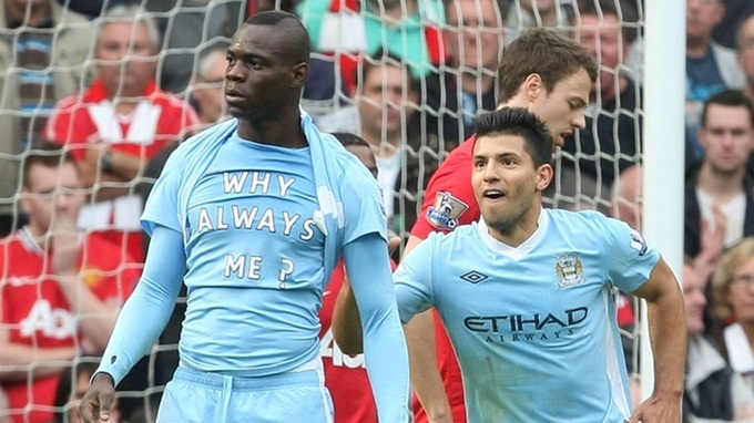 Balotelli và màn vén áo ăn mừng đi vào lịch sử