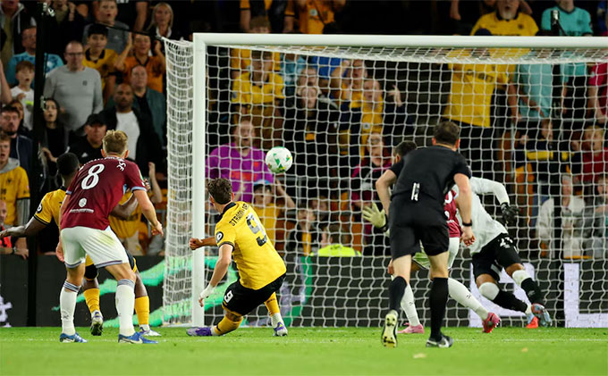 Wolves (áo vàng) giành chiến thắng kịch tính để vào vòng 3
