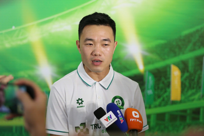 Xuân Trường trả lời giới truyền thông - Ảnh: Quốc An