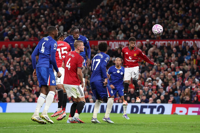 Cú đánh đầu rút ngắn tỷ số của Chalobah đã khiến bầu không khí tại Old Trafford trở nên căng thẳng tột cùng