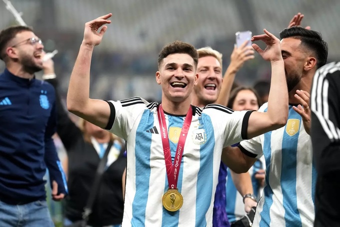Julian Alvarez ăn mừng chức vô địch World Cup trong sự bẽ bàng của Kylian Mbappe