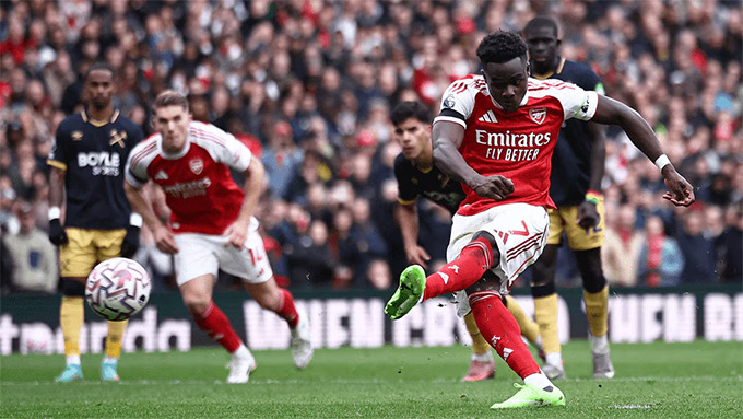 Anh in dấu giày lên bàn thắng thứ 100 sau 200 trận khoác áo Arsenal tại Ngoại hạng Anh