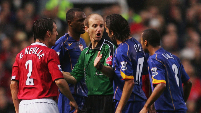 Trọng T Mike Riley (áo xanh lá) bị cáo buộc "giúp" MU chiến thắng