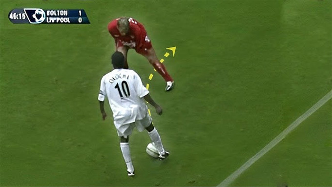 Những pha đi bóng của Okocha cực kỳ khó lường