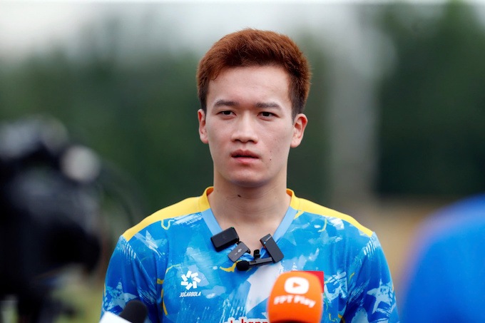 Hoàng Đức trả lời phòng vấn. Ảnh: Anh Khoa 