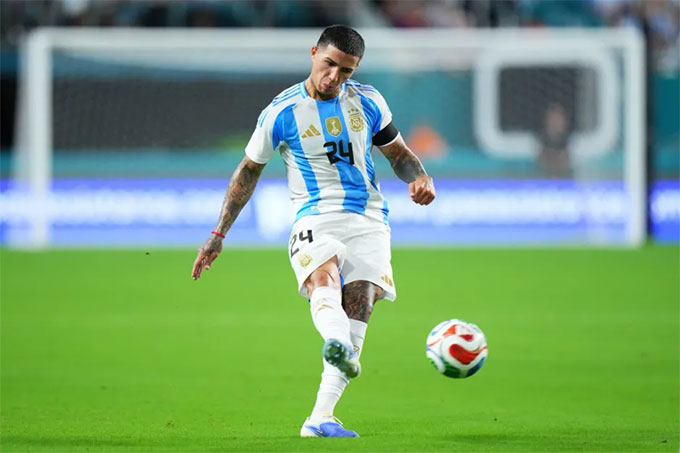 Enzo Fernandez dính chấn thương đầu gối khi tập trung cùng ĐT Argentina