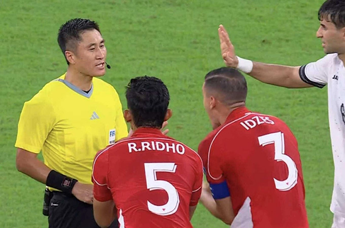 Cầu thủ Indonesia khó chịu với cách điều khiển trận đấu của trọng T Ma Ning