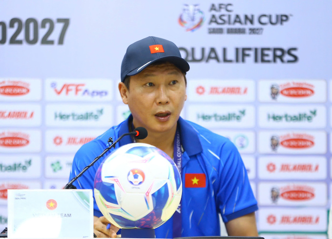 Ông Kim muốn các học trò không được để thủng lưới ở trận lượt về. Ảnh: Quốc An