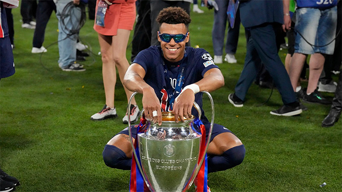 Ở tuổi 19, Doue lập cú đúp trong trận chung kết Champions League