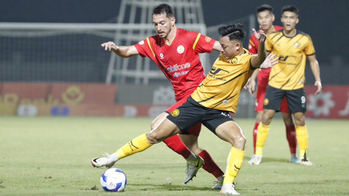 Thái Sơn (áo vàng) và các đồng đội đang đứng áp chót bảng xếp hạng. Ảnh: Đức Cường