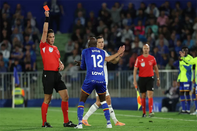 Vinicius vào sân và khiến Nyom phải nhận thẻ đỏ