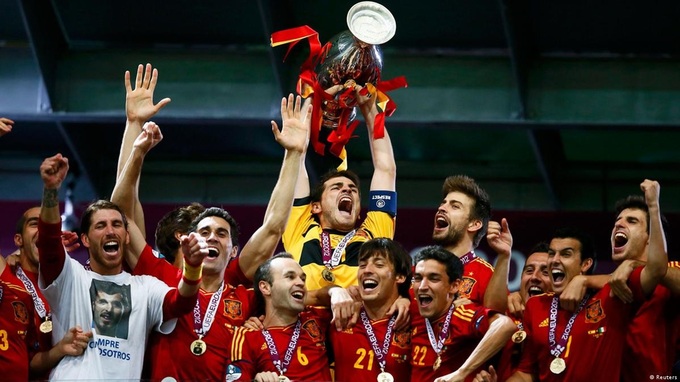 ĐT Tây Ban Nha vô địch EURO 2012 bất chấp sự thù địch giữa Barca và Real Madrid.