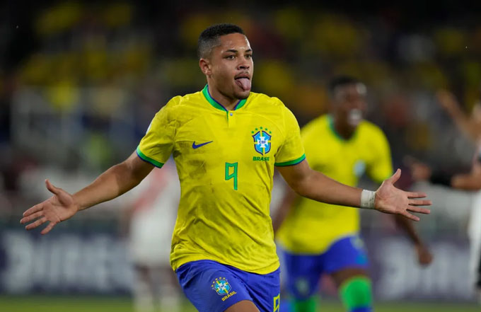 Vitor Roque được MU theo sát