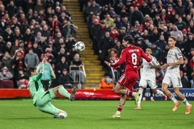 Courtois thực hiện tới 7 pha cứu thua chỉ sau chưa đầy một giờ thi đấu