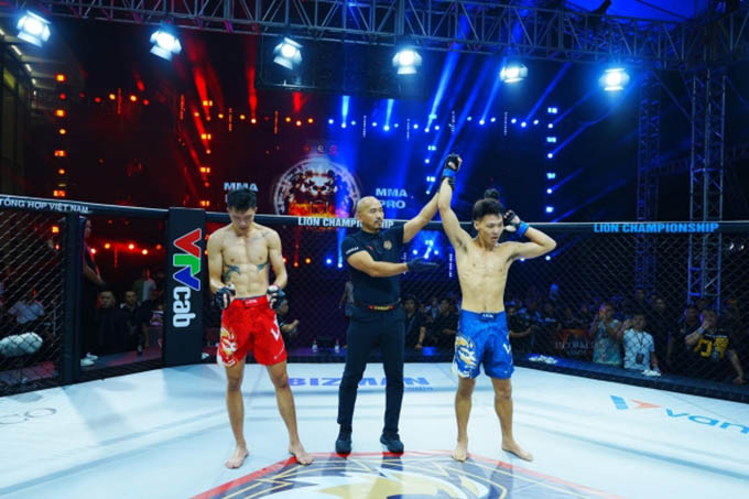 Hà Thế Anh (quần đỏ) thua tiếc nuối Châu La