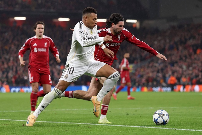 Szoboszlai (phải) tung hoành trước các ngôi sao của Real Madrid