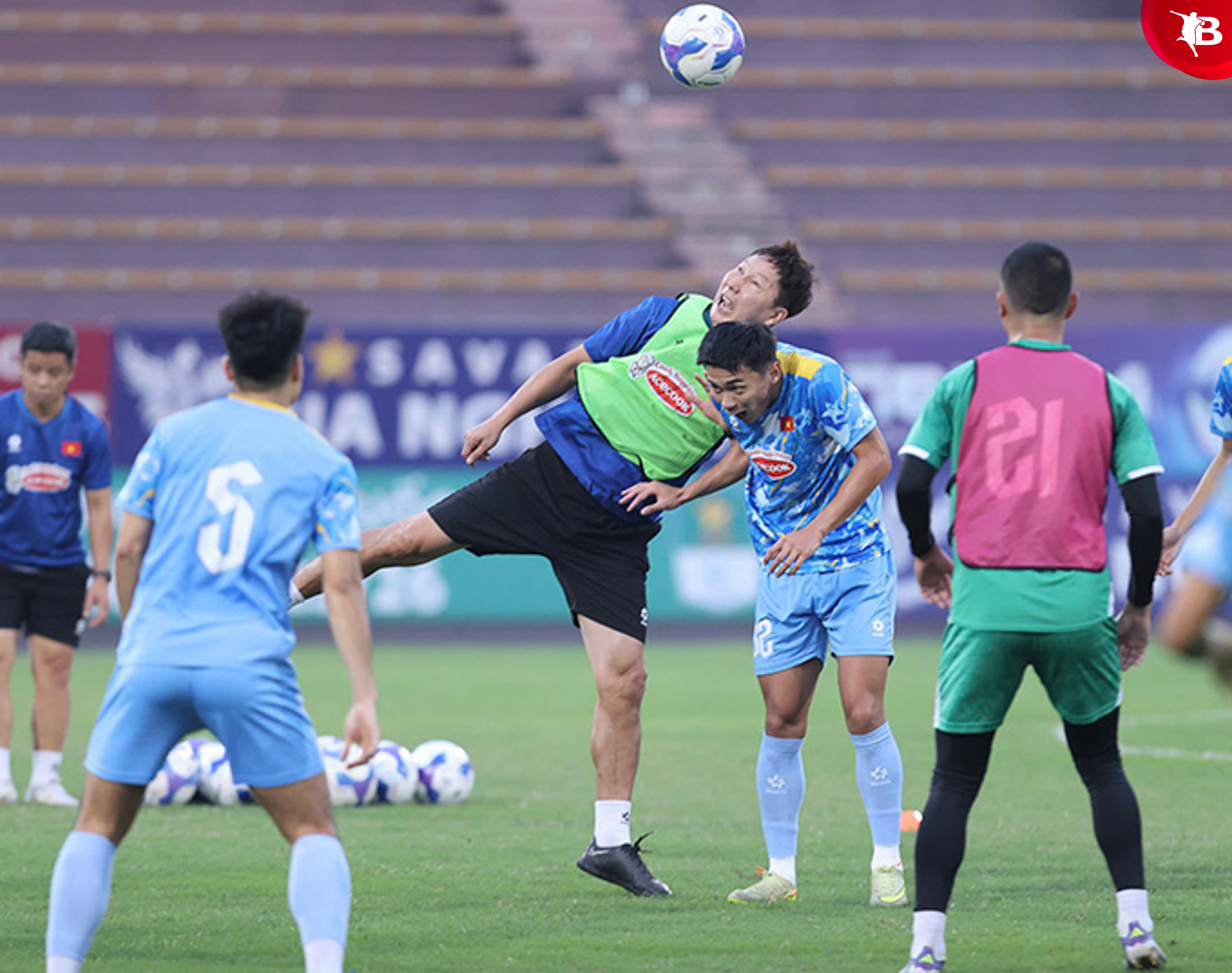 HLV Kim Sang Sik cũng tham gia tập cùng ĐT Việt Nam