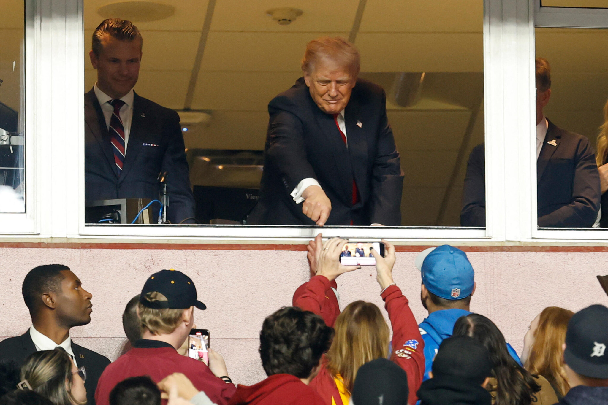 Ông Trump  dự khán trận đấu giữa Washington Commanders trước đối thủ Detroit Lions.