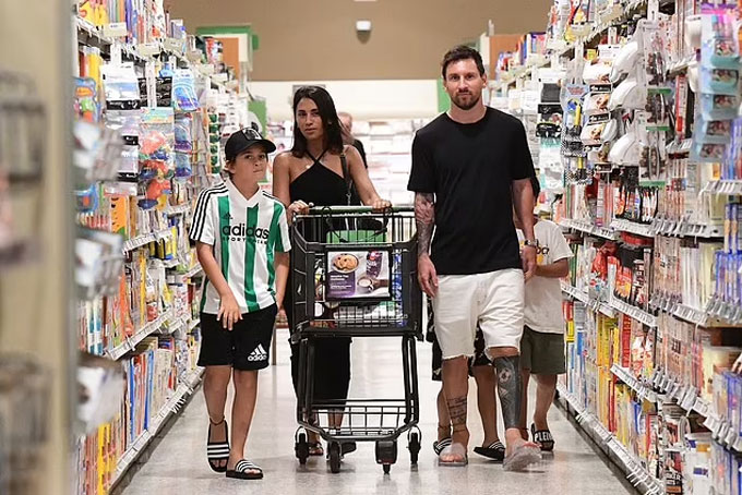 Gia đình Messi thoải mái vào siêu thị mà không bị ai làm phiền