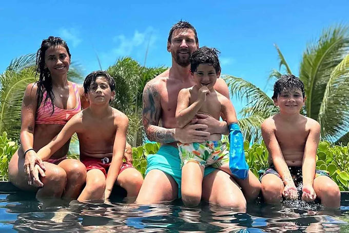 Messi cùng vợ con và bạn bè thoải mái đi bơi và tiệc tùng