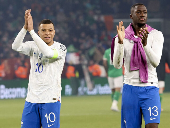 Konate và Mbappe trong màu áo ĐT Pháp