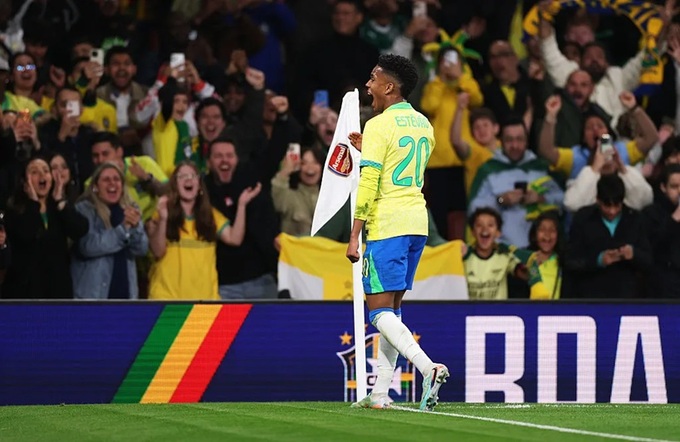 Estevao ăn mừng sau khi lập công cho ĐT Brazil