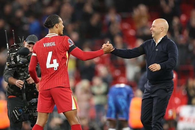 HLV Arne Slot đang cần tìm một trung vệ đẳng cấp để dần thay thế Virgil van Dijk