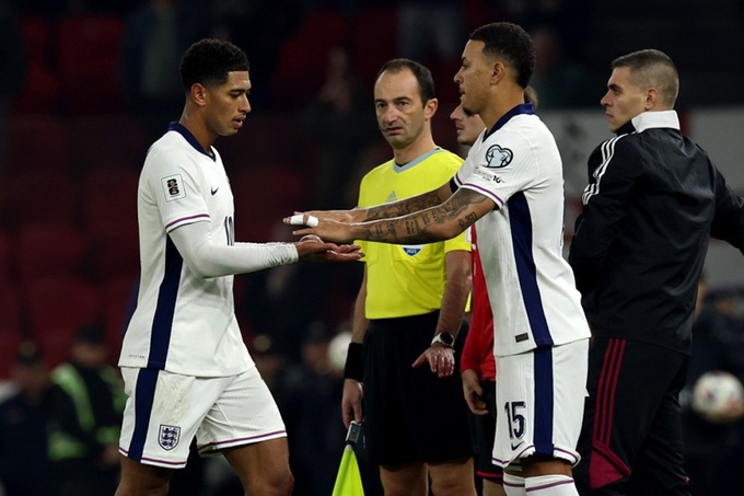 Jude Bellingham (trái) vùng vằng khi bị HLV Thomas Tuchel thay ra