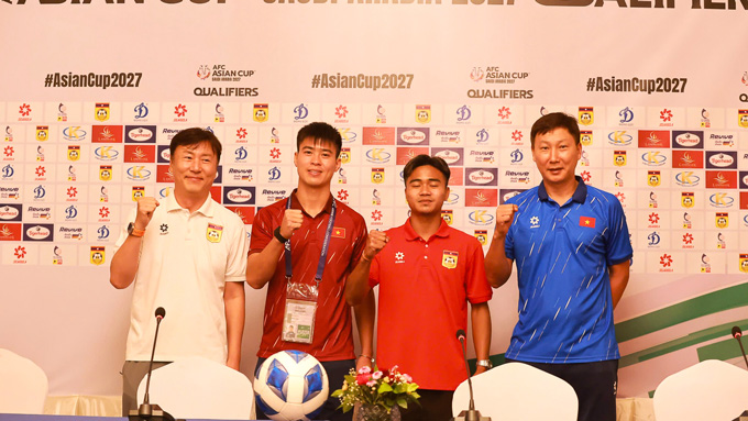 Ha Hyeok Jun (bên phải) ngoài cùng trong buổi họp báo chiều nay