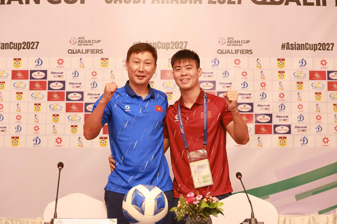 HLV Kim Sang Sik và Duy Mạnh trong buổi họp báo trước trận. Ảnh: VFF
