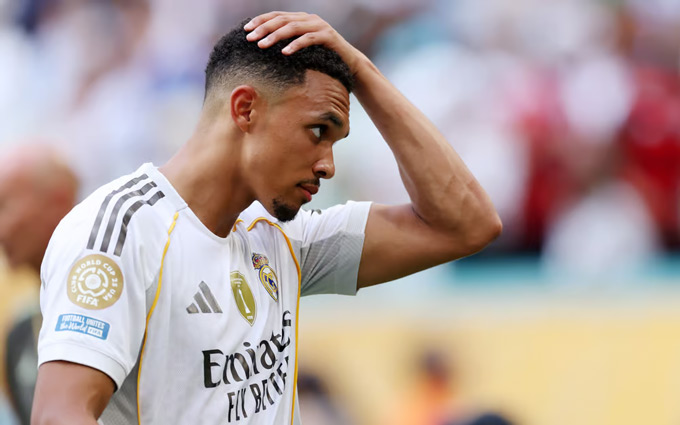 Trent Alexander-Arnold bấm nút tự hủy