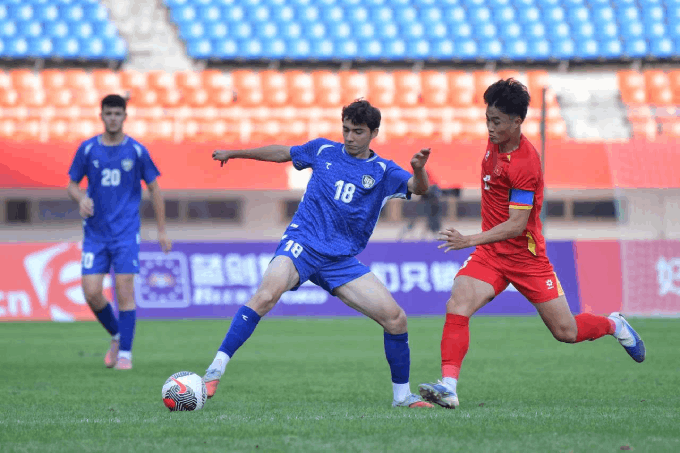 U22 Việt Nam trong trận đấu với U22 Uzbekistan. - Ảnh: VFF