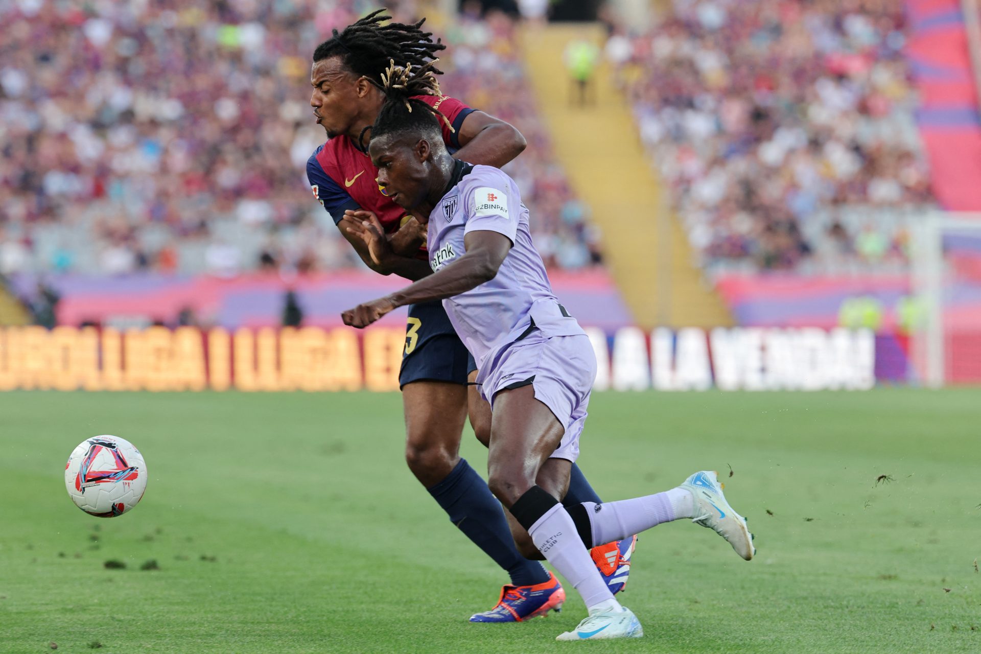 CĐV Barca đã chào đón Nico bằng những tiếng la ó lớn sau khi thương vụ chuyển nhượng đổ bể