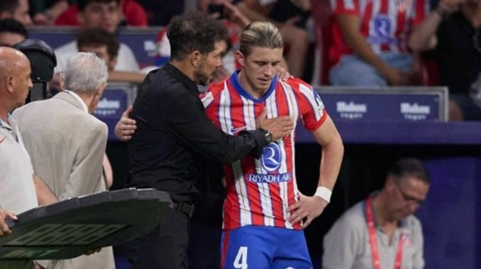 Gallagher không hài lòng với việc HLV Diego Simeone để anh ngồi ghế dự bị