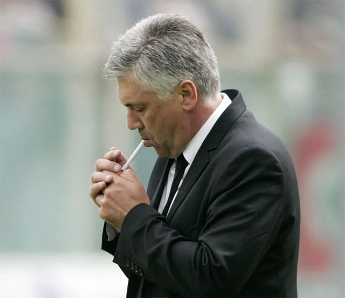 HLV Ancelotti hay hút thuốc khiến Lewandowski khó chịu