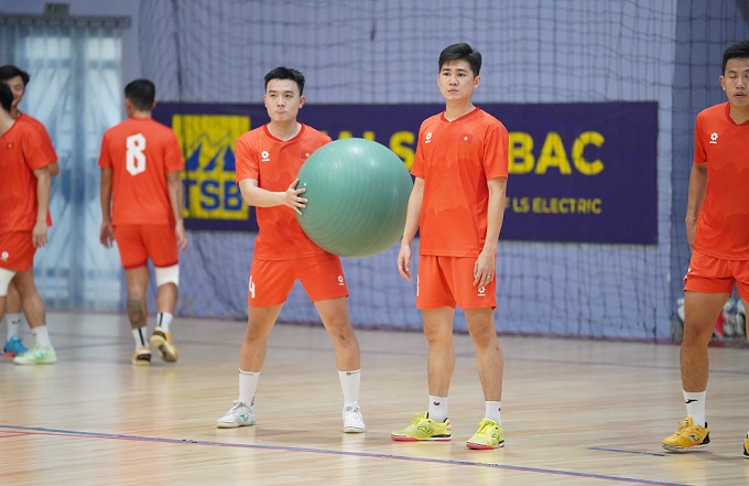 Châu Đoàn Phát, Nhan Gia Hưng là cầu thủ còn trẻ nhưng rất giàu kinh nghiệm. Ảnh: Nguyễn Quang 