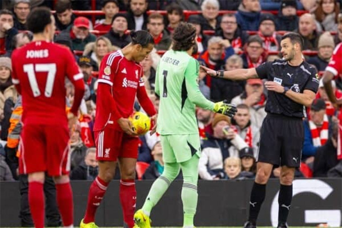 Đã xảy ra 2 tình huống VAR gây tranh cãi ở trận Liverpool vs Nottingham