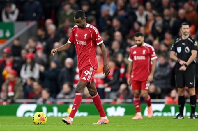 Isak vừa có trận đấu "tàng hình" trước Nottingham Forest