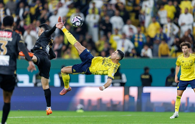 Ronaldo lập siêu phẩm