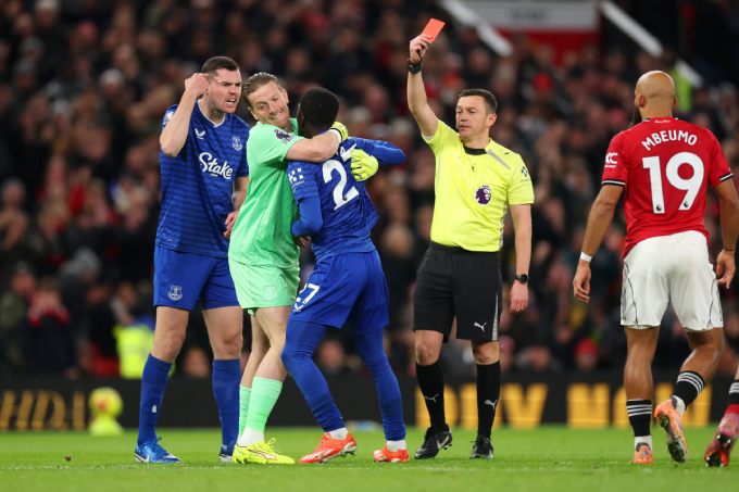 Everton tự làm khó nhau, nhưng MU còn tệ hơn thế