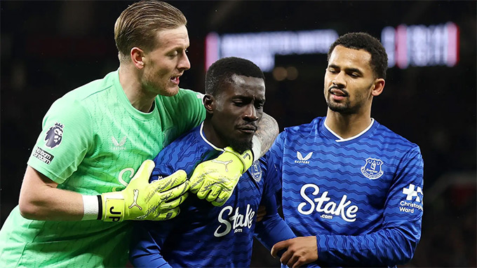 Idrissa Gueye nhận thẻ đỏ ngớ ngẩn