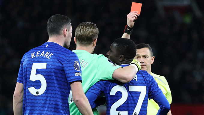Idrissa Gueye nhận thẻ đỏ sau khi tát đồng đội