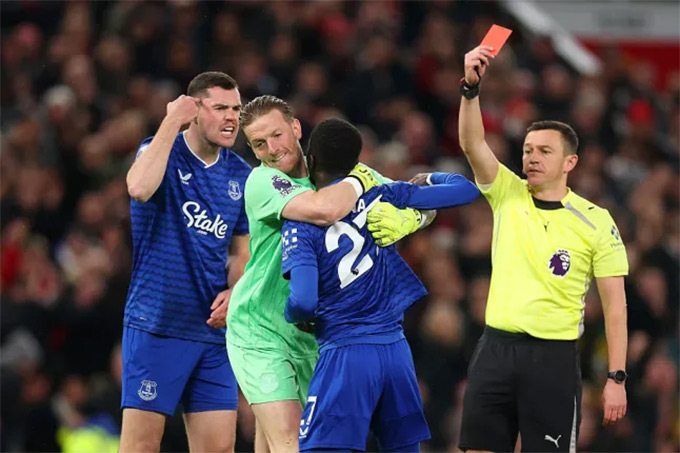 Idrissa Gueye nhận thẻ đỏ sau khi tát đồng đội