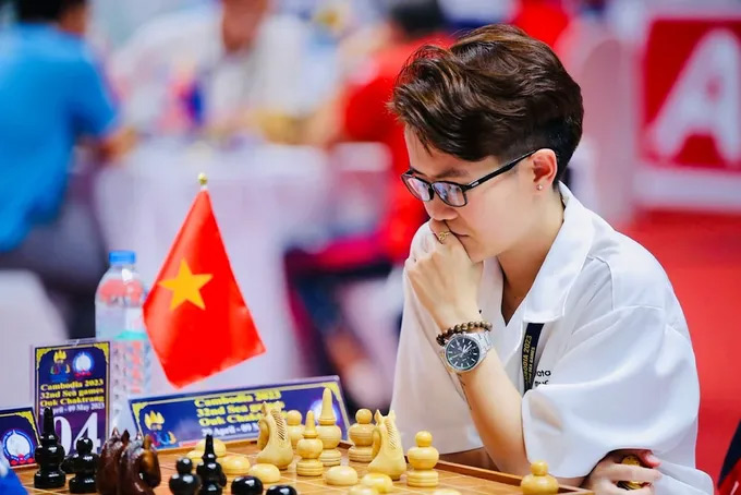 Kỳ thủ Tôn Nữ Hồng Ân từng giành HCV cờ Ouk chaktrang (cờ Ốc) tại SEA Games 32-2023 và năm nay môn cờ Maruk có cách thi đấu tương tự được đưa vào SEA Games 33 - Ảnh: Quốc An 