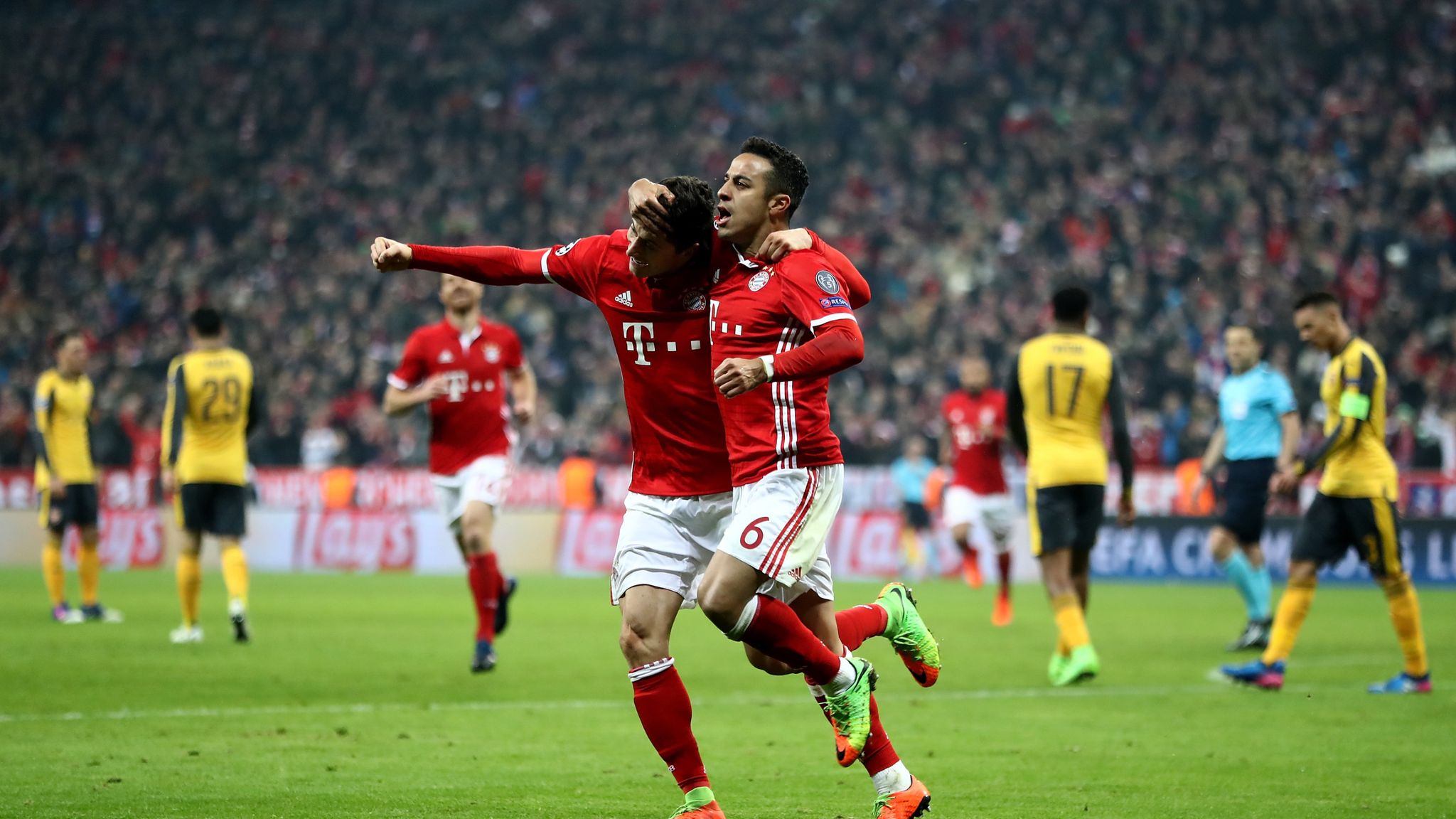 Ở vòng 1/8 mùa 2016/17, Bayern hạ Arsenal với tỉ số 10-2