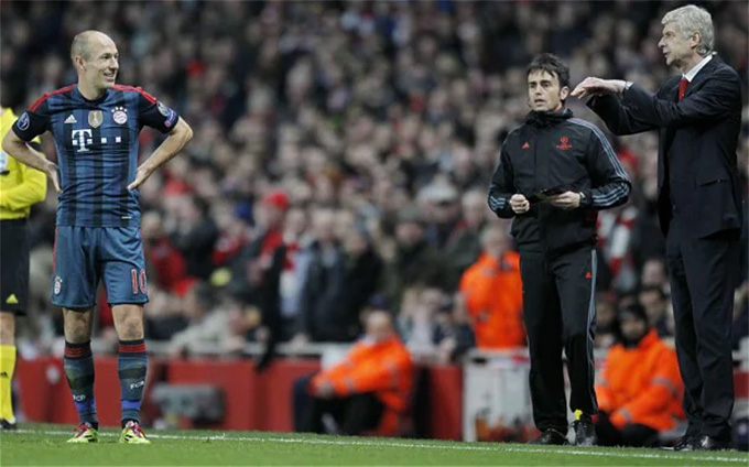 HLV Wenger nhắc nhở Robben "diễn kịch" ít thôi