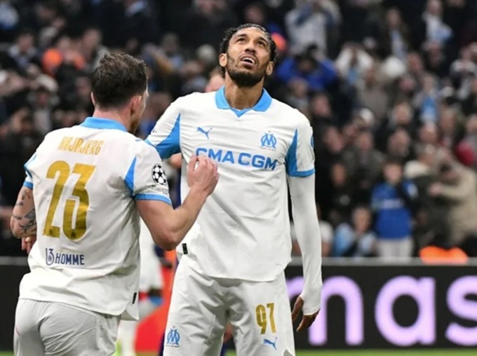 Đồng đội chia vui với Pierre-Emerick Aubameyang (phải)
